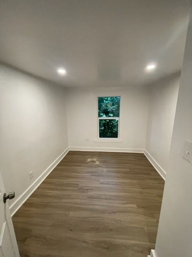 Building Photo - Awesome 3 bedroom space