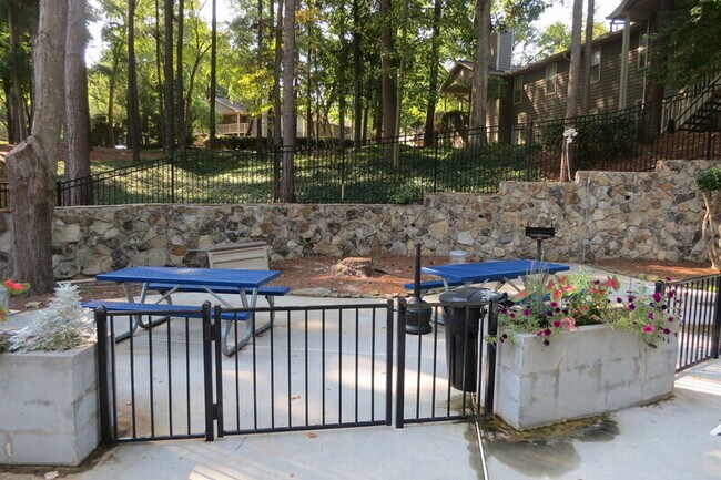 Building Photo - 807 Country Park Dr