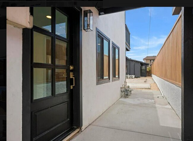 Building Photo - Unit on Swift