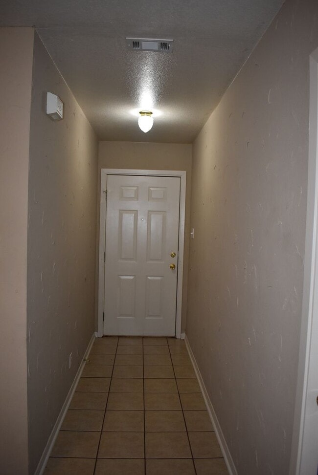 Building Photo - 837 Lakeview Dr