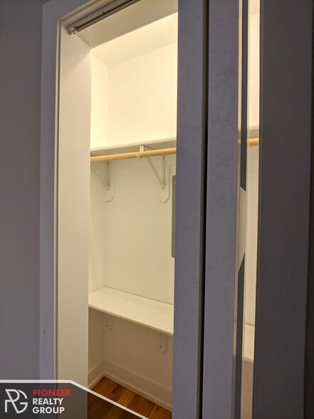 Building Photo - 560 W Arlington Pl