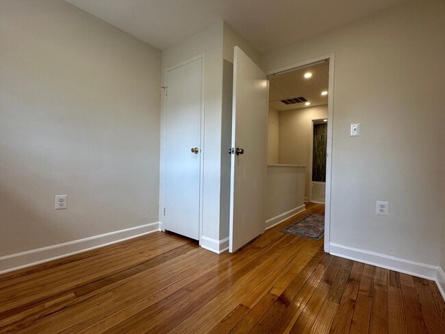 Building Photo - 411 Hampton Ct