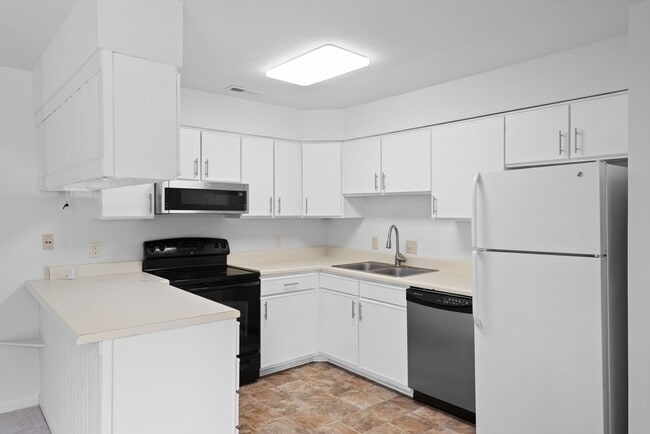 Building Photo - Condo in Chapel Hill - short term option!