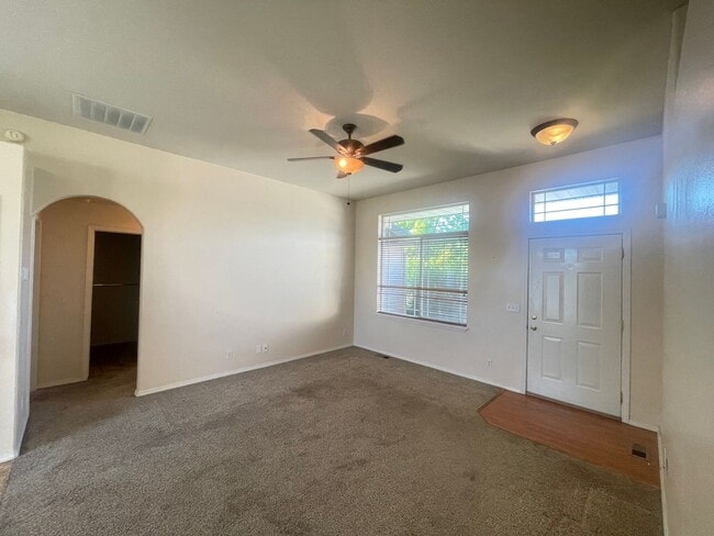 Building Photo - Sunshine Meadow 3 Bed/2 Bath Rancher