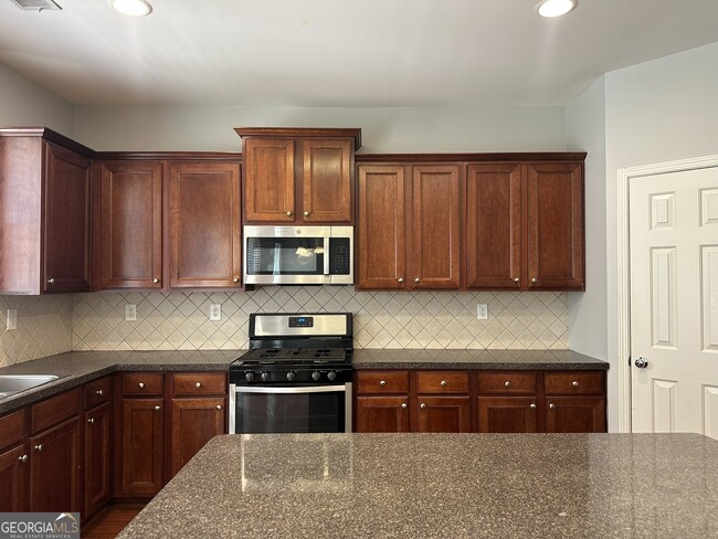 Building Photo - 669 Maple Grove Way