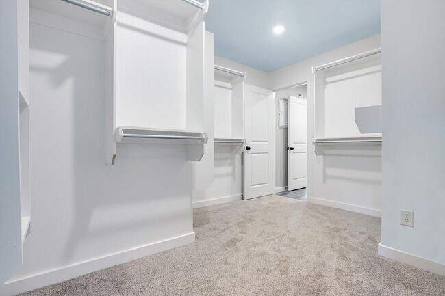 Building Photo - Pre-leasing for July