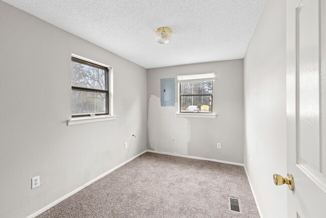 Building Photo - Newly Renovated 2 Bedroom plus Bonus Room ...