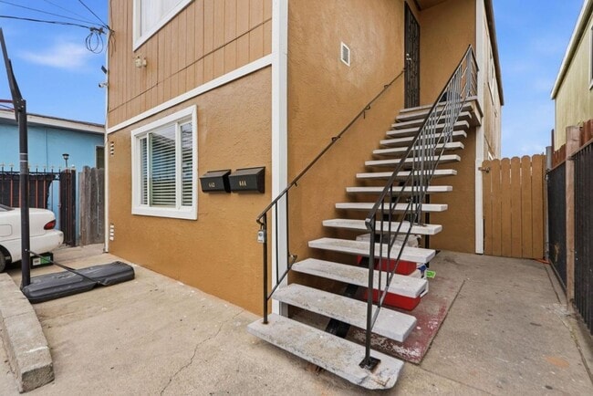 Building Photo - 642 Douglas Ave