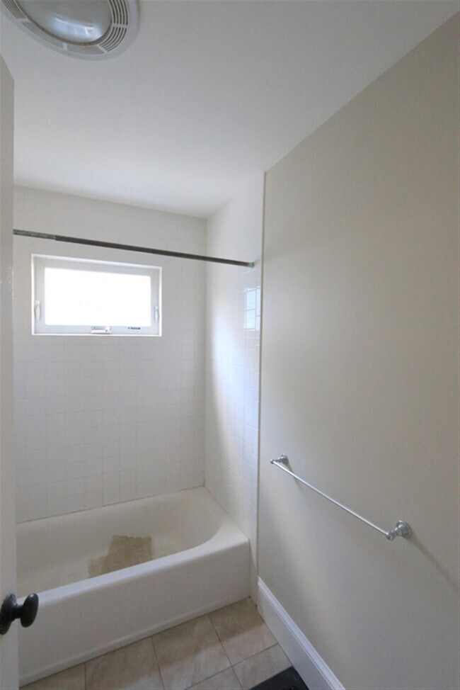 Building Photo - 39 Hall Ave