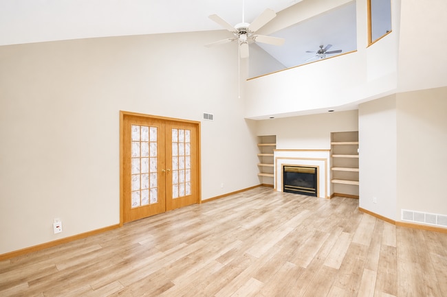 Building Photo - Bright Townhome with Fireplace & Nature Views