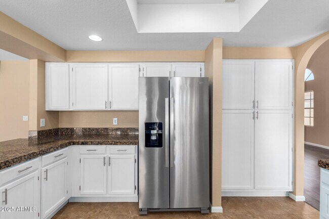 Building Photo - 6121 E Saddleback St