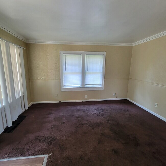 Building Photo - Convient Location