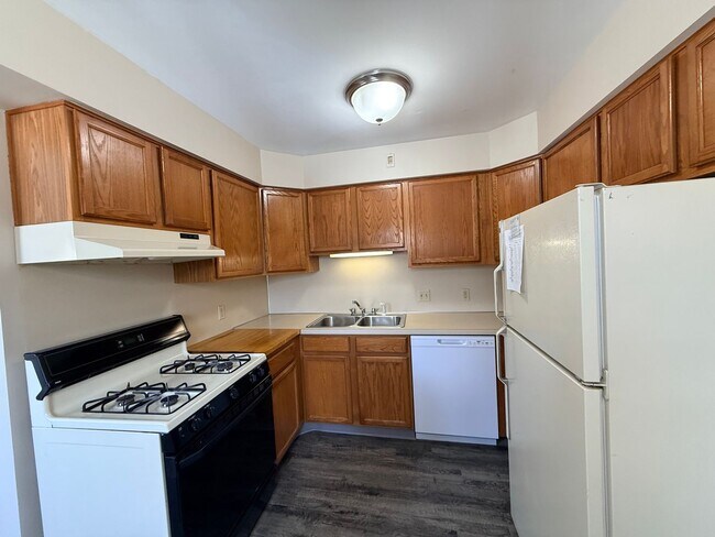 Building Photo - Indian Village Apartments 2 Bedroom/1.5 Bath - Third Floor Apartment