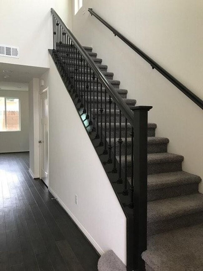 Building Photo - 3 bed, 2 1/2 bath 2 story townhome in Winn...