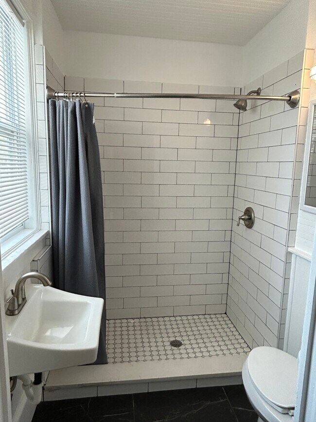 Building Photo - 302 Live Oak St