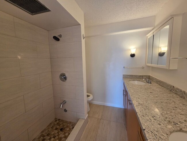 Building Photo - 1 bed, 1 bath, 1 parking Available for Rent in the Kapiolani manor