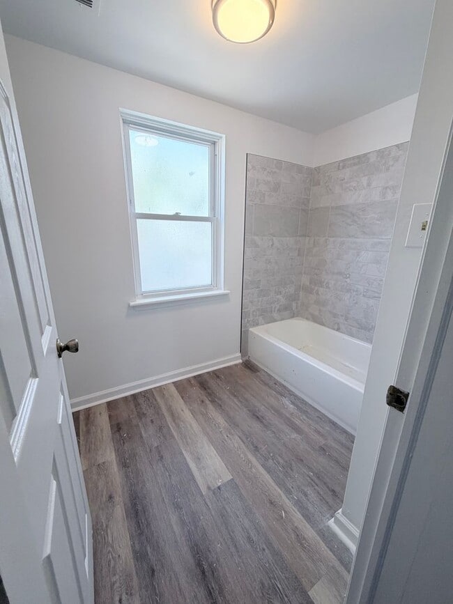 Building Photo - 2-bedroom HOUSE near University City!