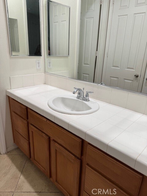 Building Photo - 2750 E Oak Hill Dr