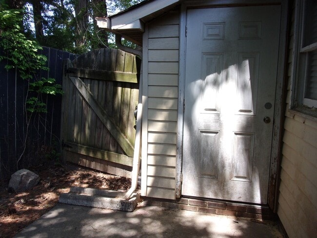 Building Photo - 2 Bedroom 1 Bath Ground Floor Condo