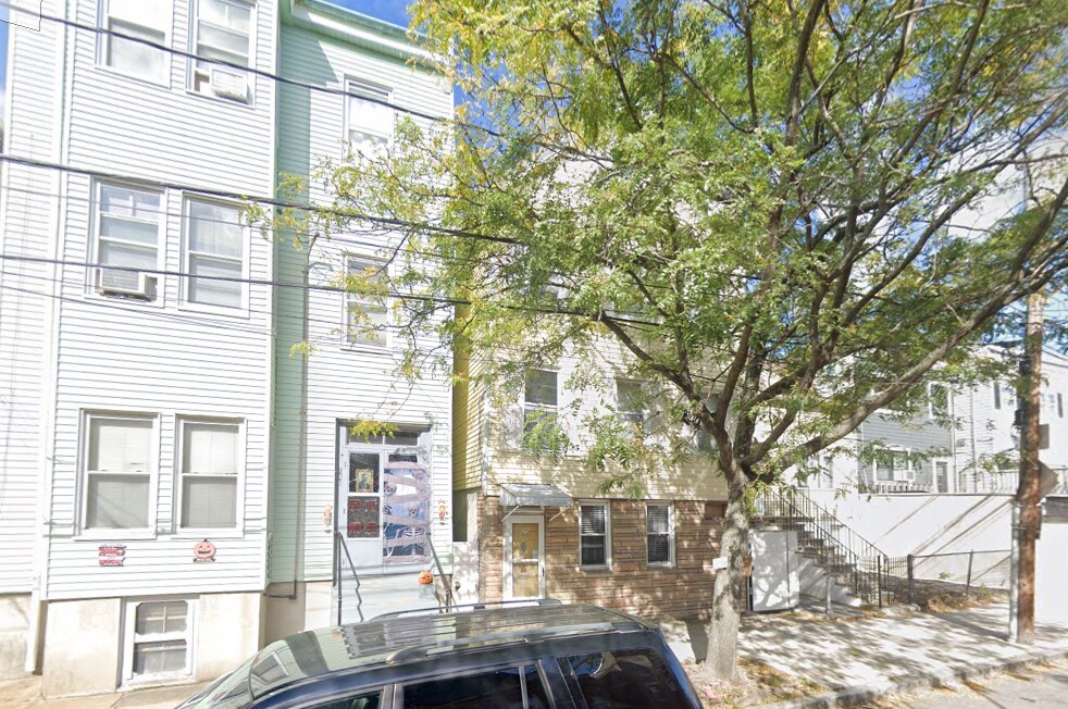 Building Photo - 148 Saratoga St
