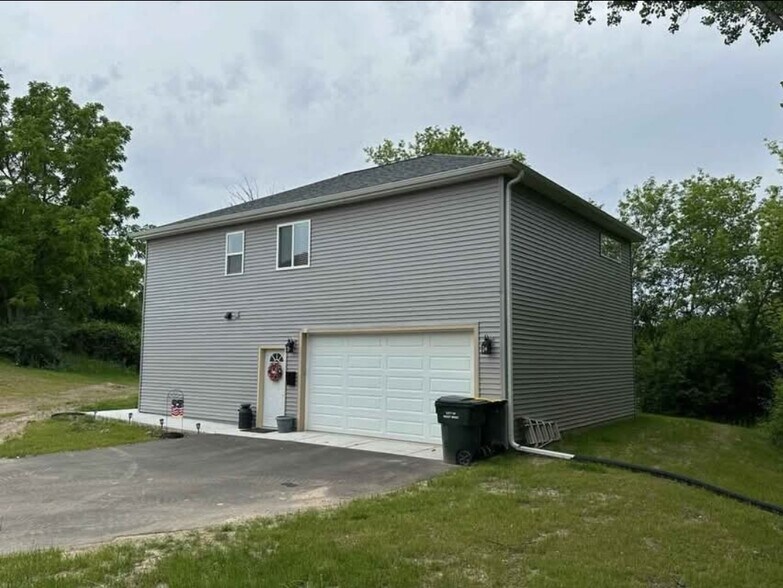 Building Photo - 218 N River Rd