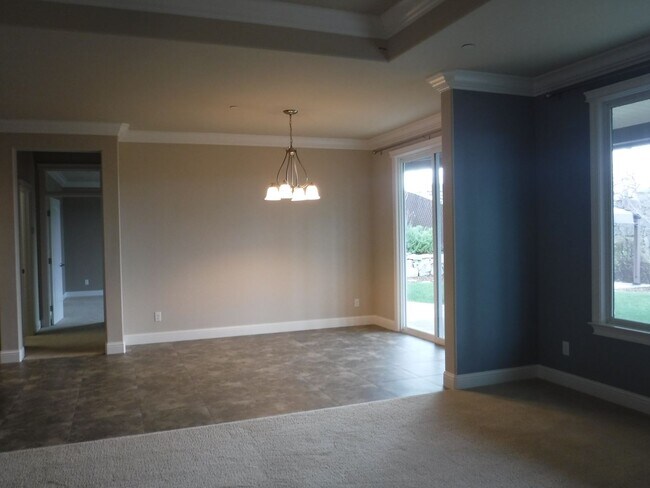 Building Photo - Lovely 4 Bedroom Home!