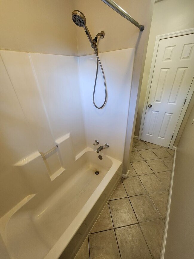 Building Photo - 2 Bed 1 Bath Apartment In Loch Sheldrake