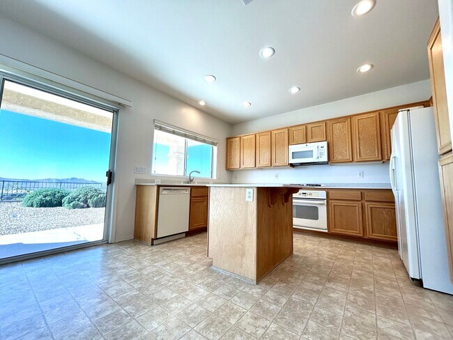 Building Photo - Single story 55+ community on golf course