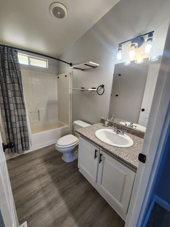 Building Photo - Large 3 Bedroom in Hansen Track