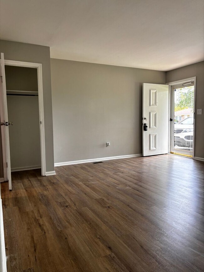 Building Photo - Beautiful 2 bed 1.5 bath Duplex with spacious backyard!