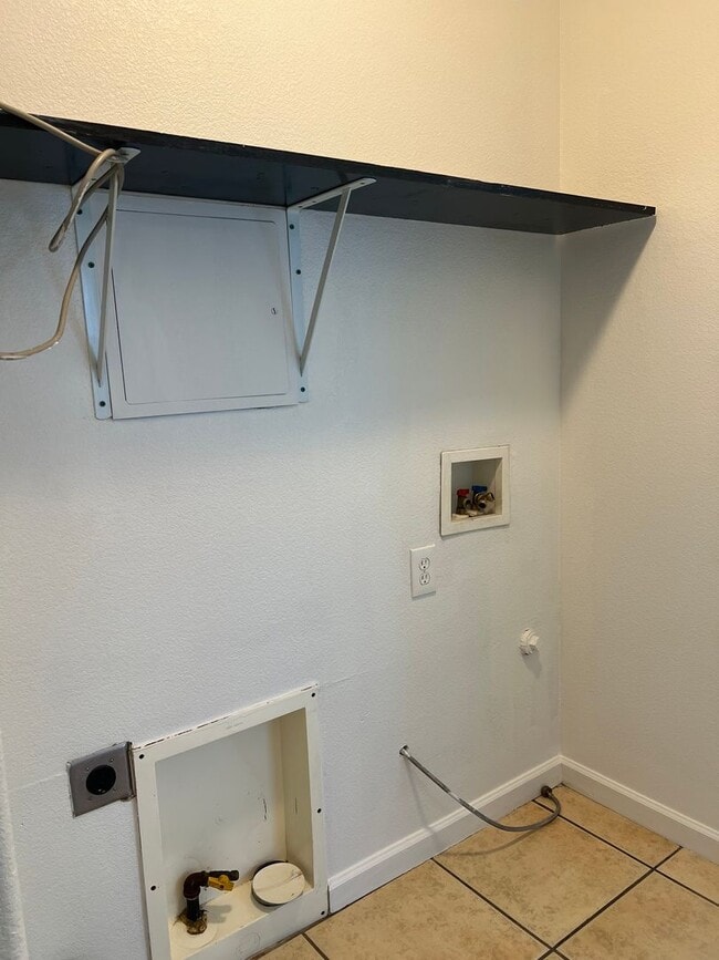 Building Photo - UPDATED 3 BEDROOM HOUSE WITH LARGE BACKYARD!