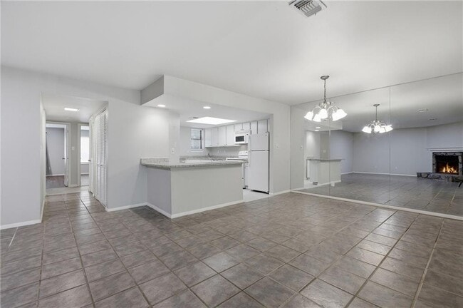 Building Photo - 2183 Surrey Ct