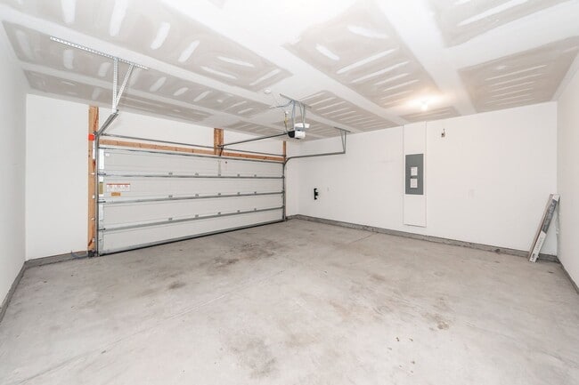 Building Photo - 4 Bedroom, 2.5 Bathroom Home in Cane Bay Plantation - Summerville