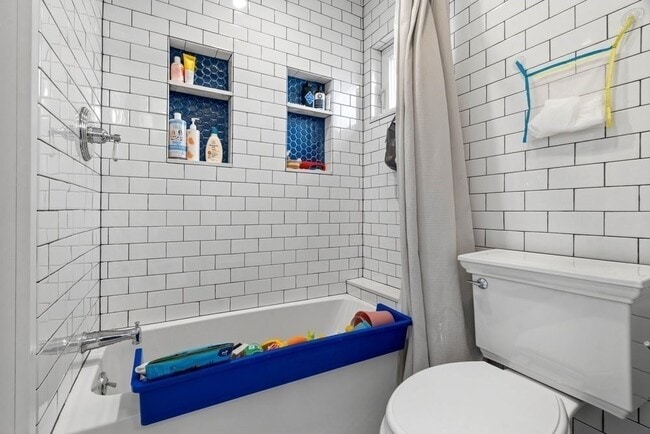 Building Photo - 859 Fellsway W