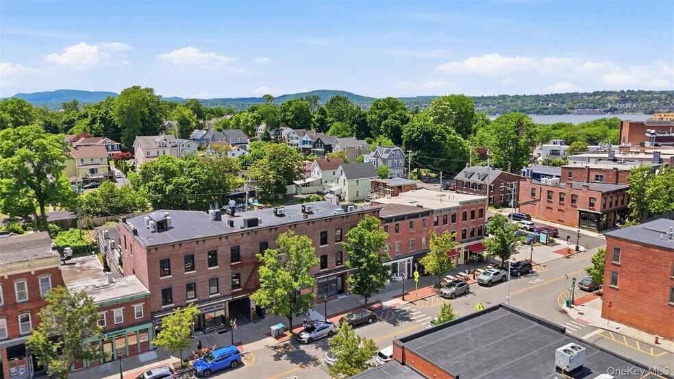 Building Photo - 207 Main St