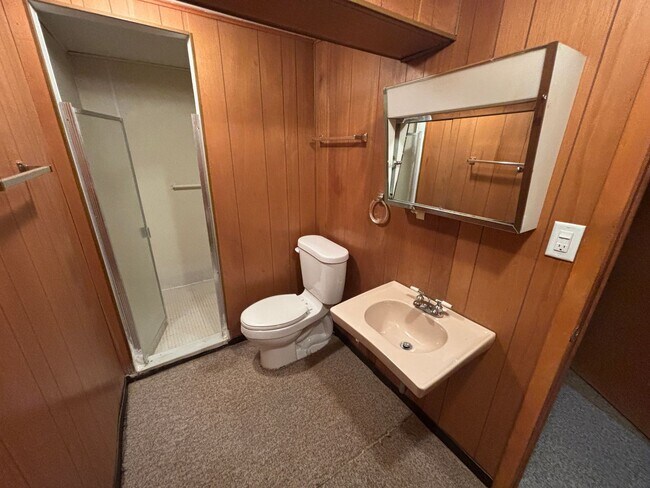 Building Photo - $1450 - 2 Bed 1 Bath Home