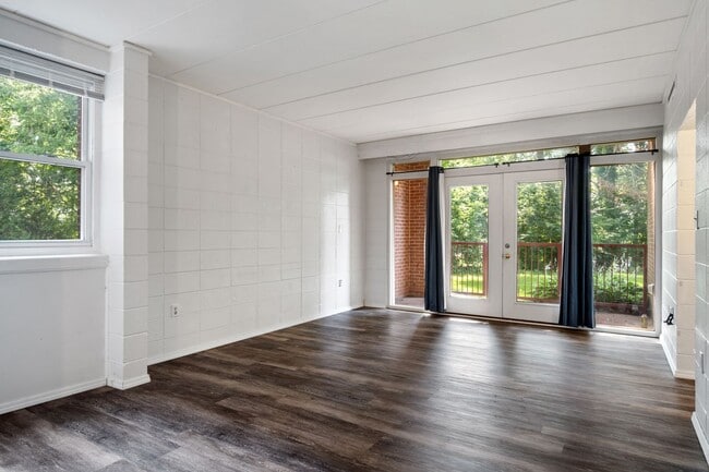 Building Photo - 3 bed/2 bath. Close to Campus. Pet Friendly.