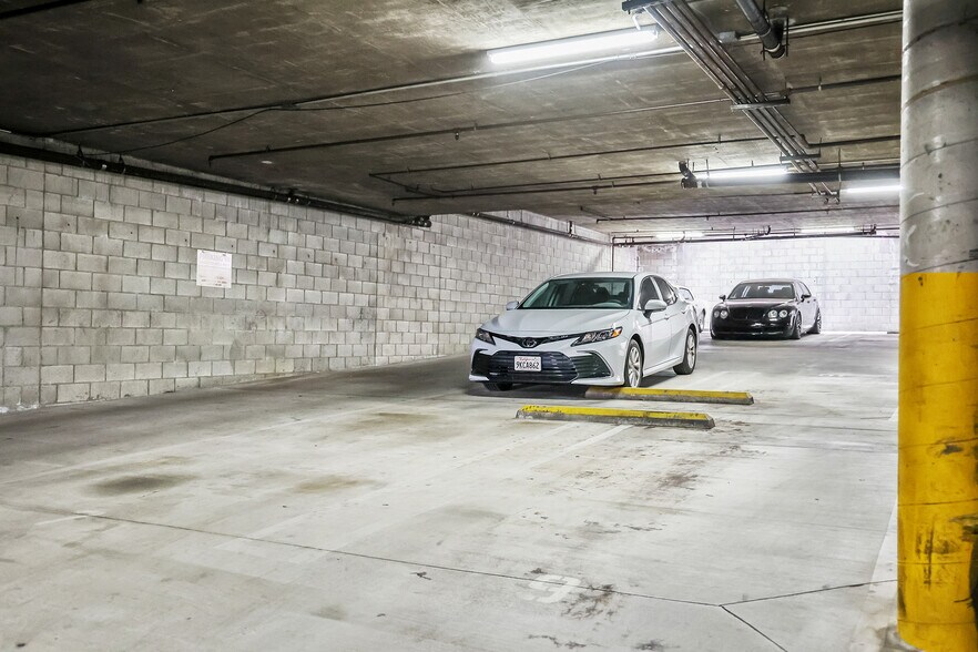 Building Photo - 10128 Hillhaven Ave