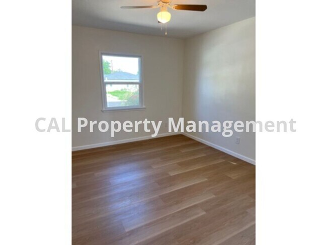 Building Photo - 2125 N Screenland Dr