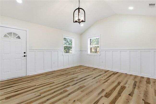 Building Photo - 19 Robin Hood Dr