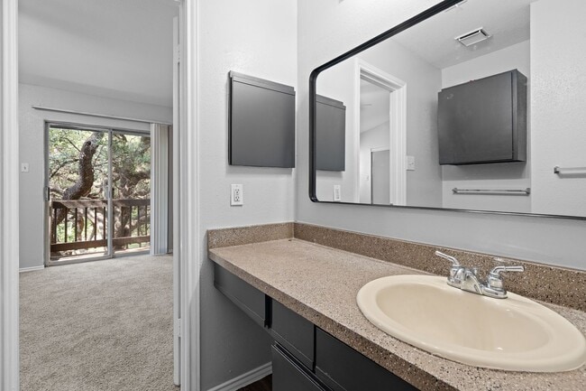 Building Photo - RIVER CROSSING TOWNHOME - 2BD -2.5BA - GREENBELT VIEW - WASHER/DRYER - RESERVED PARKING