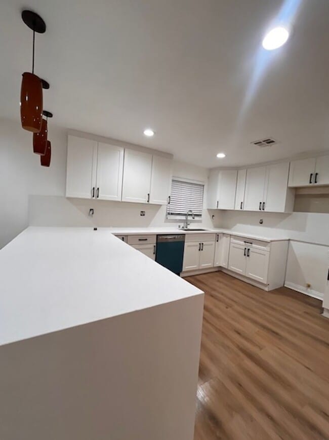 Building Photo - Gorgeous 3+2 home in Glassell Park!
