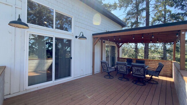 Building Photo - 33254 Columbia Beach Ln