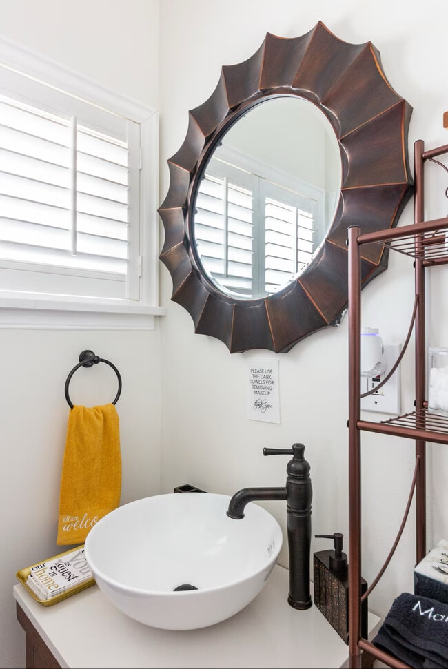 Building Photo - 6016 S Fairfax Ave