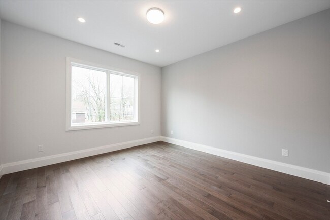 Building Photo - 962 Walnut St