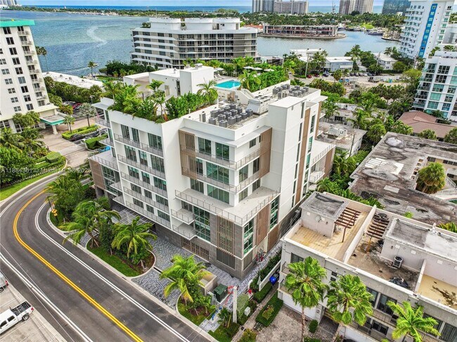 Building Photo - 10281 W Bay Harbor Dr