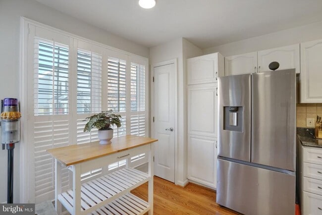 Building Photo - 4655 Lambert Dr