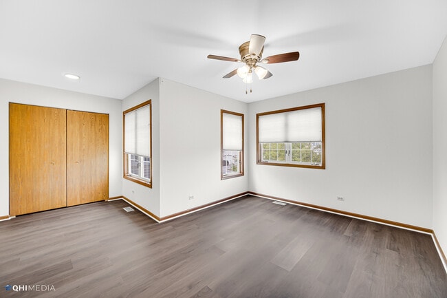 Building Photo - 1202 S Parkside Dr
