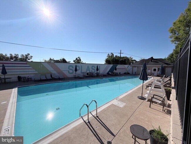 Building Photo - 4560 Longfellow St