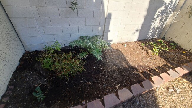 Building Photo - Pointe South Mountain 2-bedroom condo, gat...